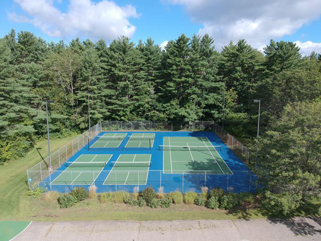 Sơn 2 lớp sân tennis-pickleball có 10% hạt cao su Decoturf USA trên nền bê tông xi măng